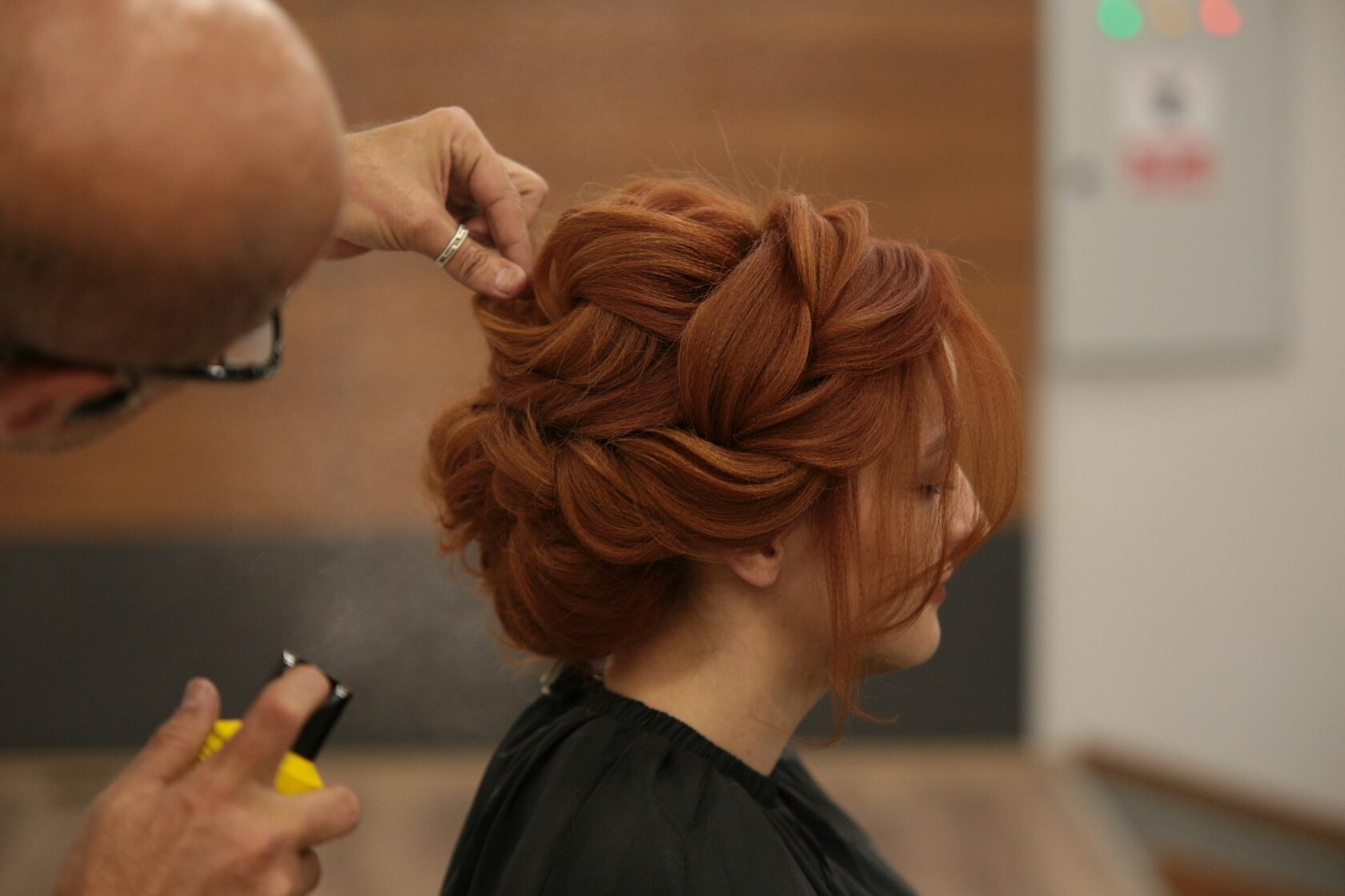 Coiffeuse en train de réaliser une coupe moderne